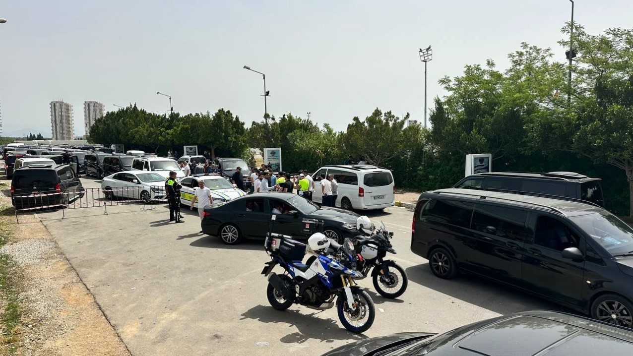 antalya havalimaninda vip tasimacilarin eylemi 5 kwv7qCGm