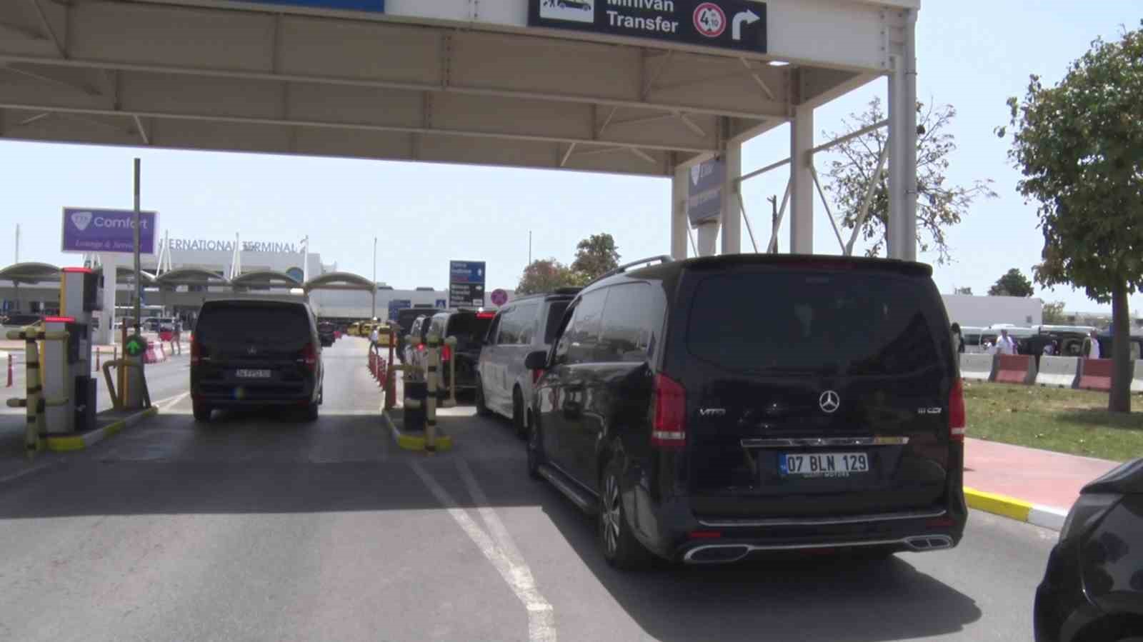 antalya havalimaninda vip tasimacilarin eylemi 8 qru2lFKg