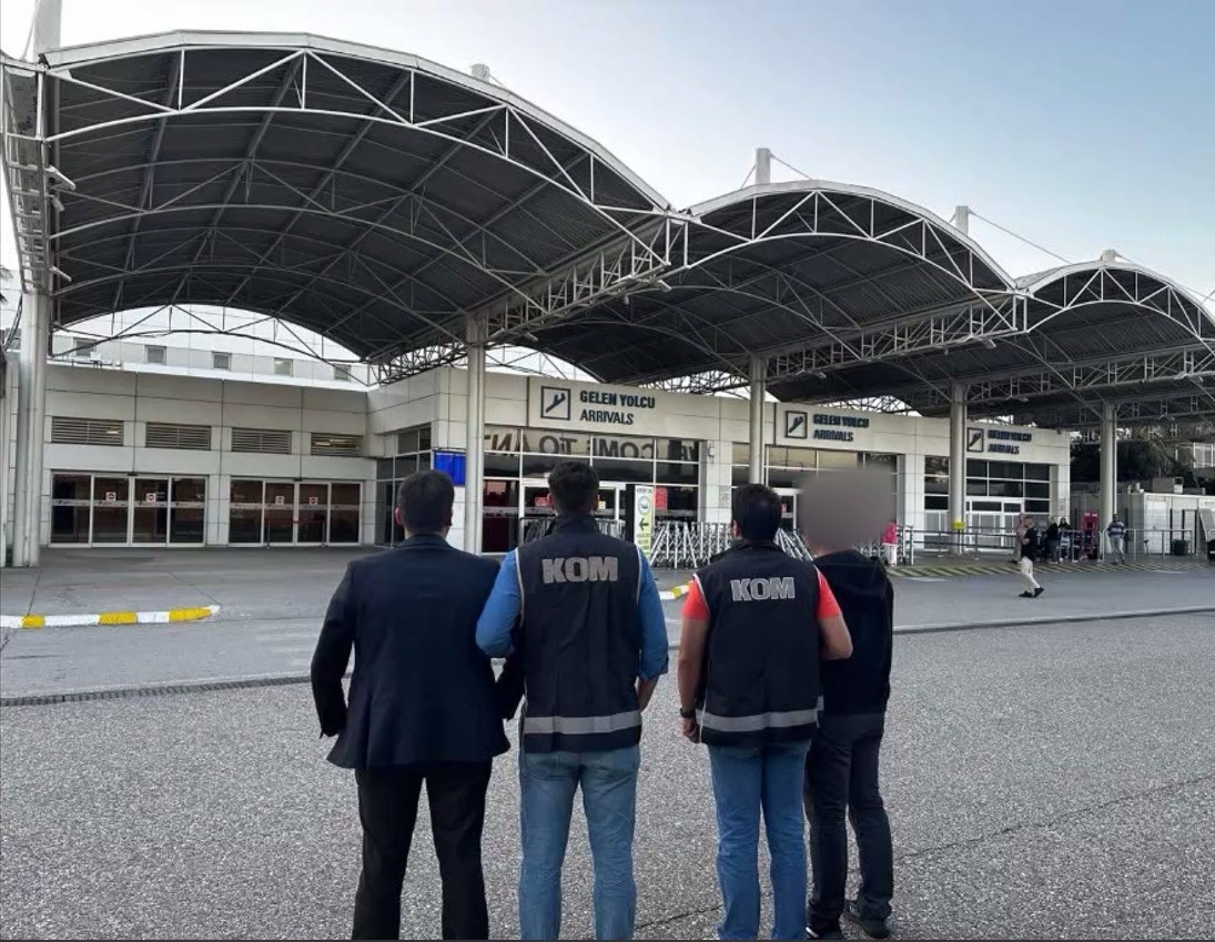 antalya havalimaninda zimmet ve kacakcilik sucundan gozaltina alinan 10 memurdan 5i tutuklandi 0 YvquFYKK
