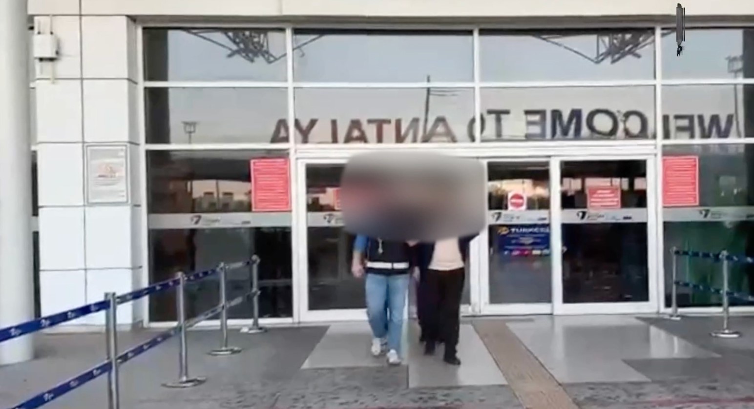 antalya havalimaninda zimmet ve kacakcilik sucundan gozaltina alinan 10 memurdan 5i tutuklandi 3 V112W77v