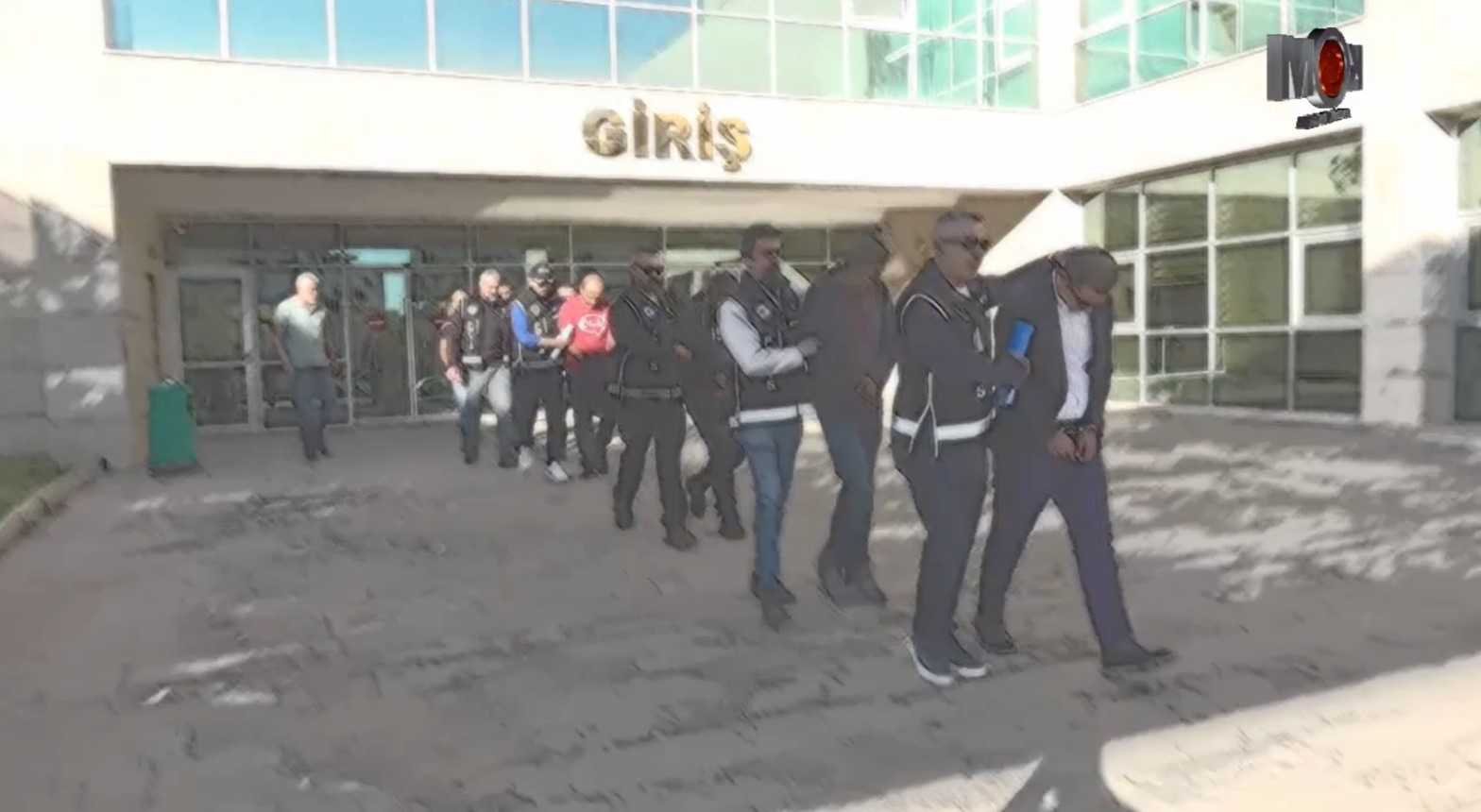 antalya havalimaninda zimmet ve kacakcilik sucundan gozaltina alinan 10 memurdan 5i tutuklandi 4 hCs3k4z4
