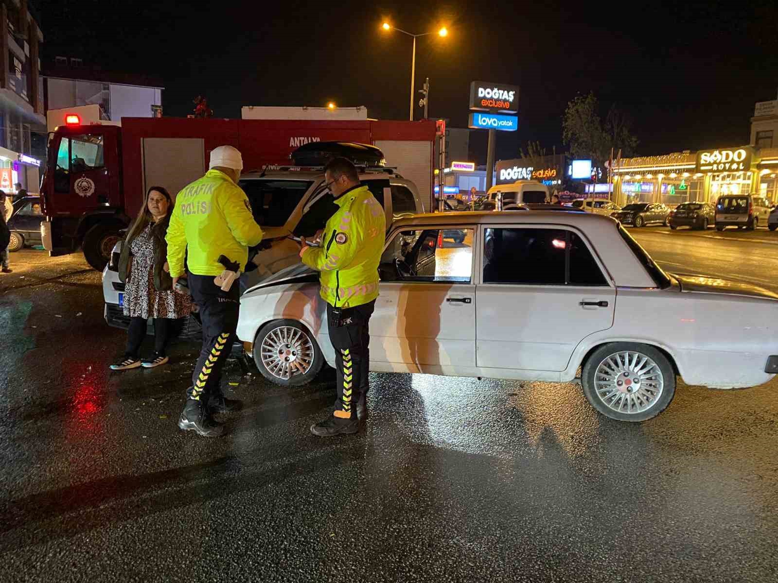 antalya iki otomobilin carpistigi ve 3 kisinin yaralandigi kaza ani kamerada 0 Mm185Wvq