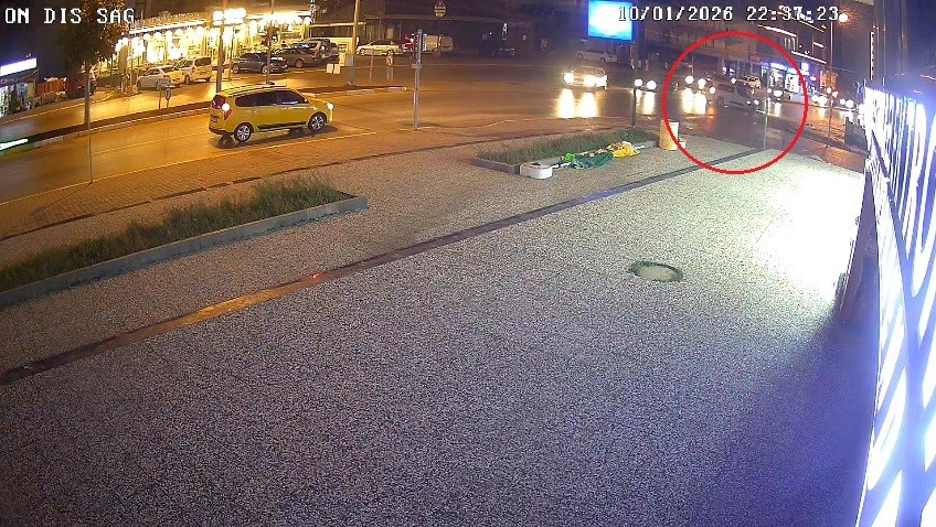 antalya iki otomobilin carpistigi ve 3 kisinin yaralandigi kaza ani kamerada 1 zgPufgPB