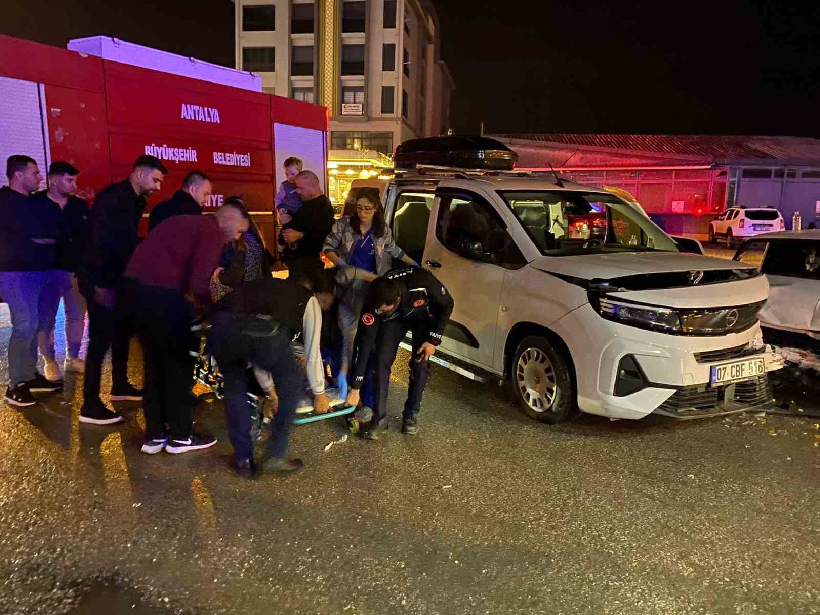 antalya iki otomobilin carpistigi ve 3 kisinin yaralandigi kaza ani kamerada 2
