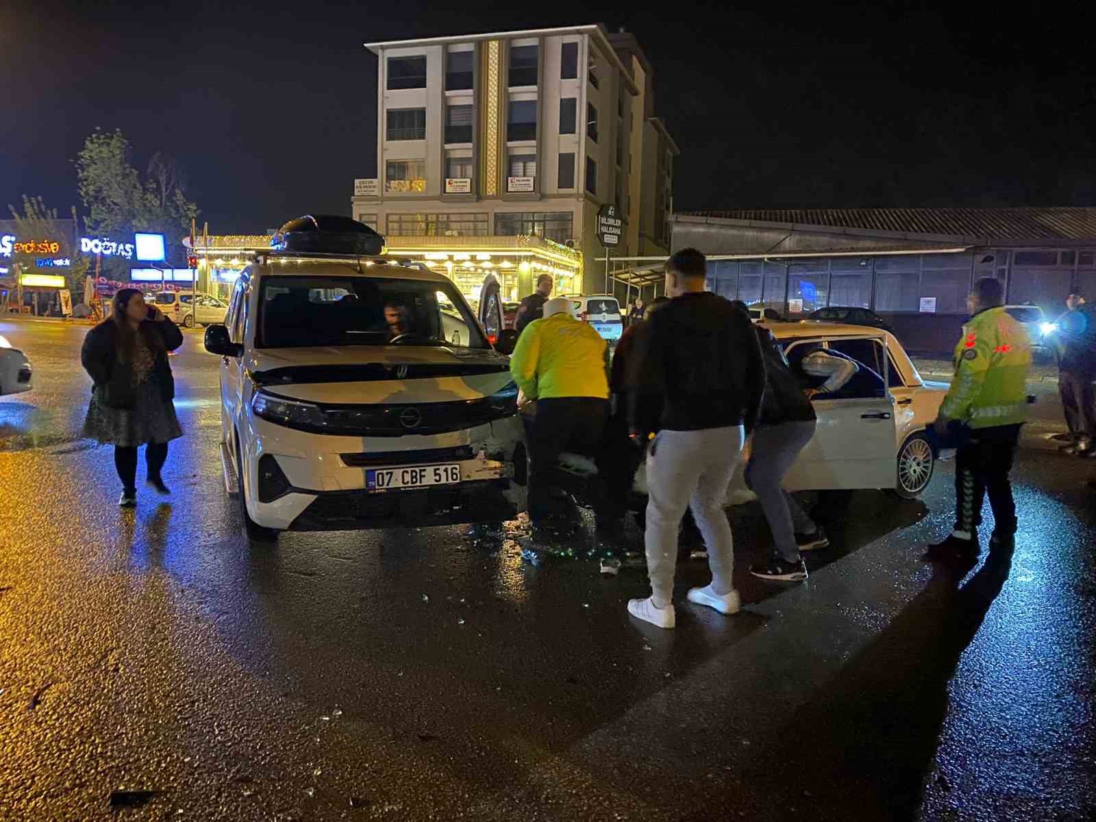 antalya iki otomobilin carpistigi ve 3 kisinin yaralandigi kaza ani kamerada 3 b4hiQY7y