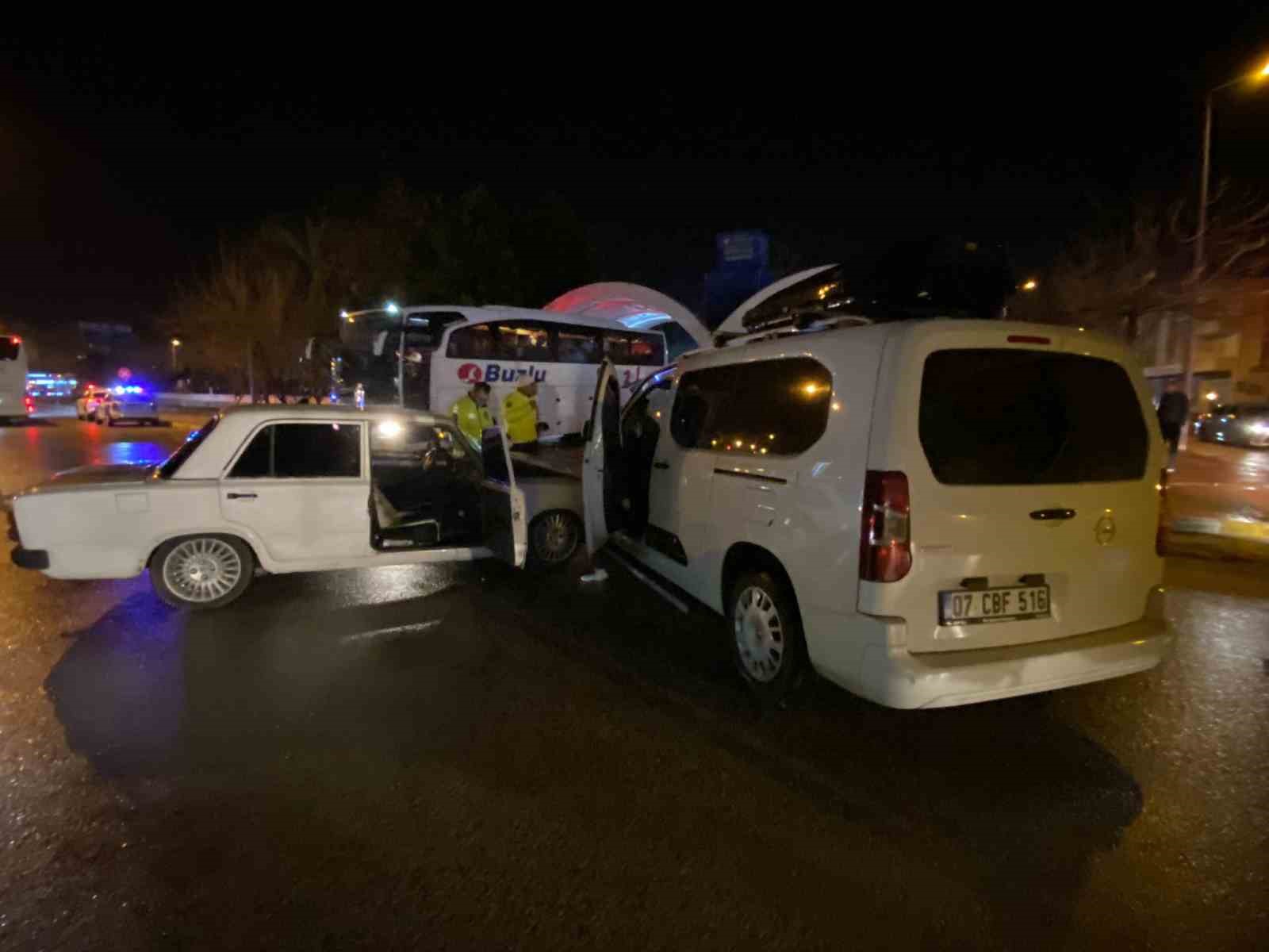 antalya iki otomobilin carpistigi ve 3 kisinin yaralandigi kaza ani kamerada 4 Hw5Ar3Z8