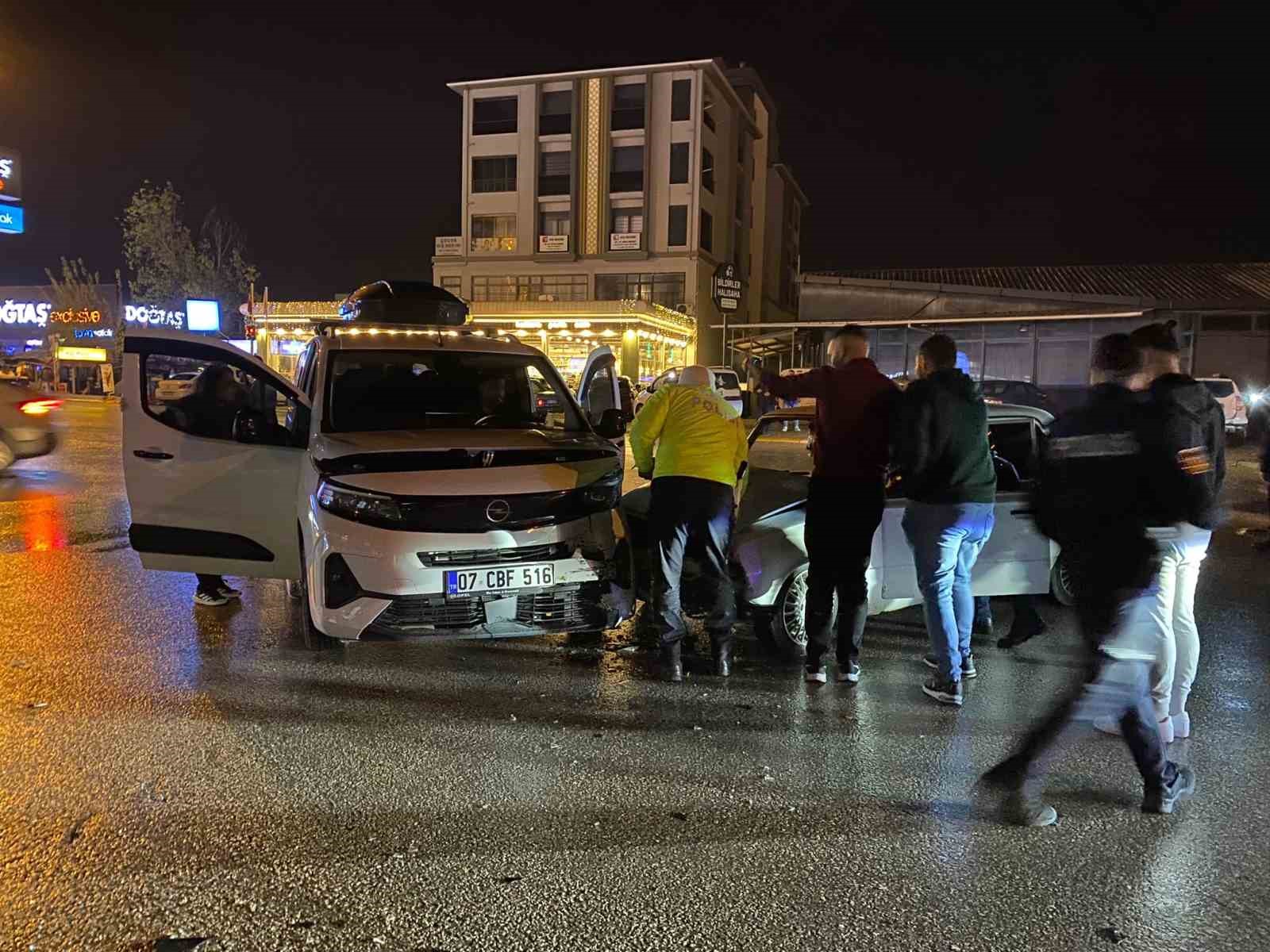antalya iki otomobilin carpistigi ve 3 kisinin yaralandigi kaza ani kamerada 5 vgIjTlIy