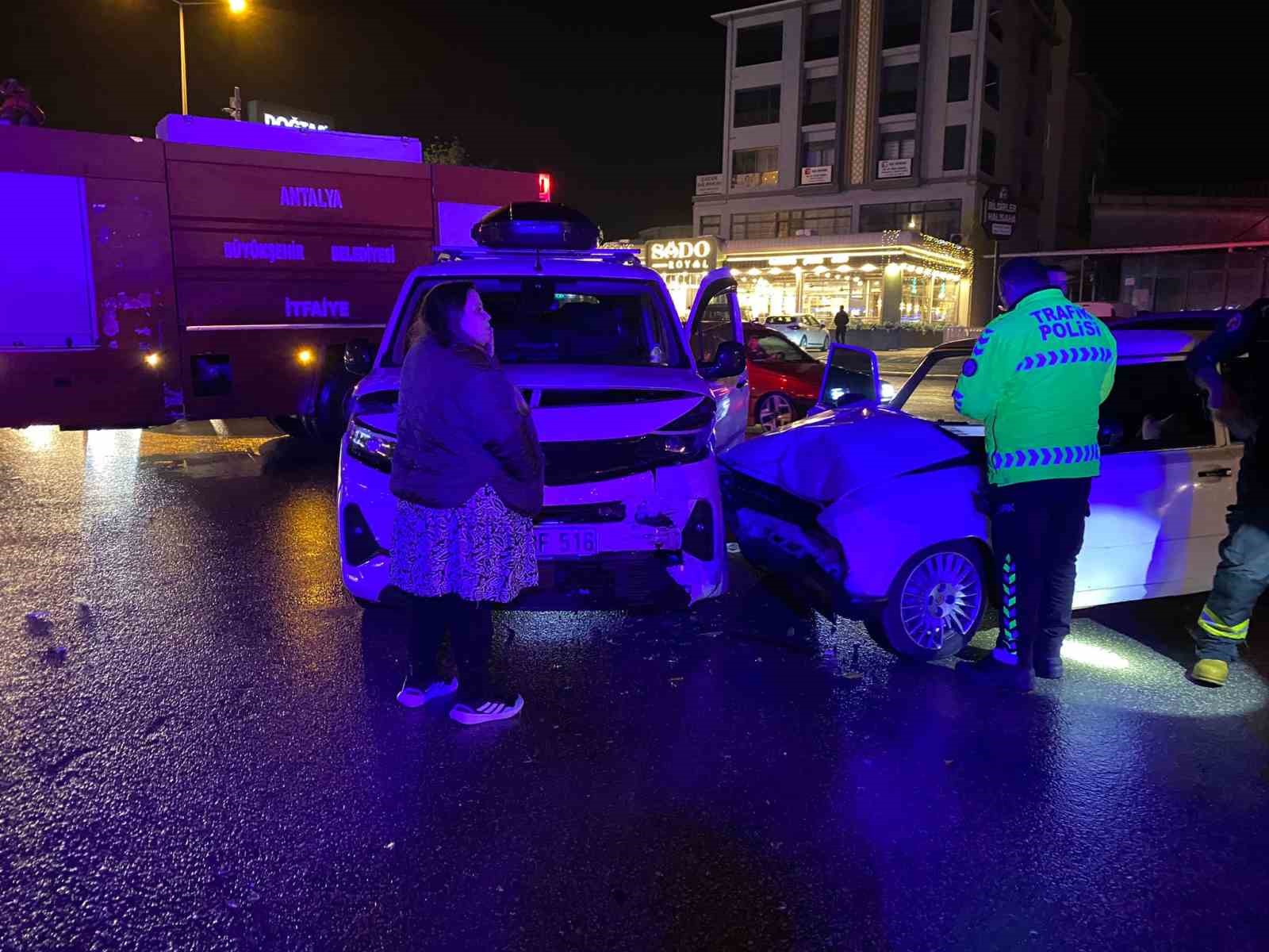 antalya iki otomobilin carpistigi ve 3 kisinin yaralandigi kaza ani kamerada 6 GuvQiPDw