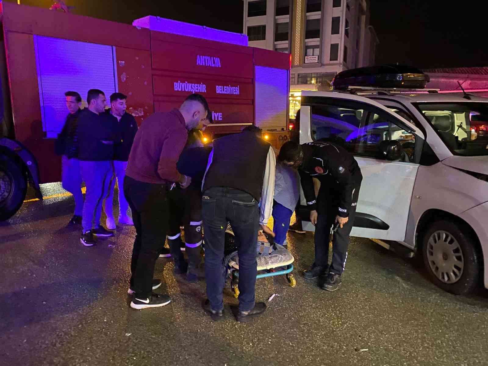 antalya iki otomobilin carpistigi ve 3 kisinin yaralandigi kaza ani kamerada 7 HpNgY9Nd