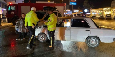 antalya-iki-otomobilin-carpistigi-ve-3-kisinin-yaralandigi-kaza-ani-kamerada-wh1plZZv.jpg