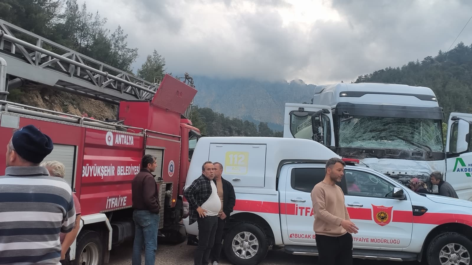 Antalya-Isparta karayolunda işçileri taşıyan minibüs ile beton mikseri çarpıştı: 7 ölü, 7 yaralı 5 antalya isparta karayolunda iscileri tasiyan minibus ile beton mikseri carpisti 7 olu 7 yarali 1 Xj8ghtPr
