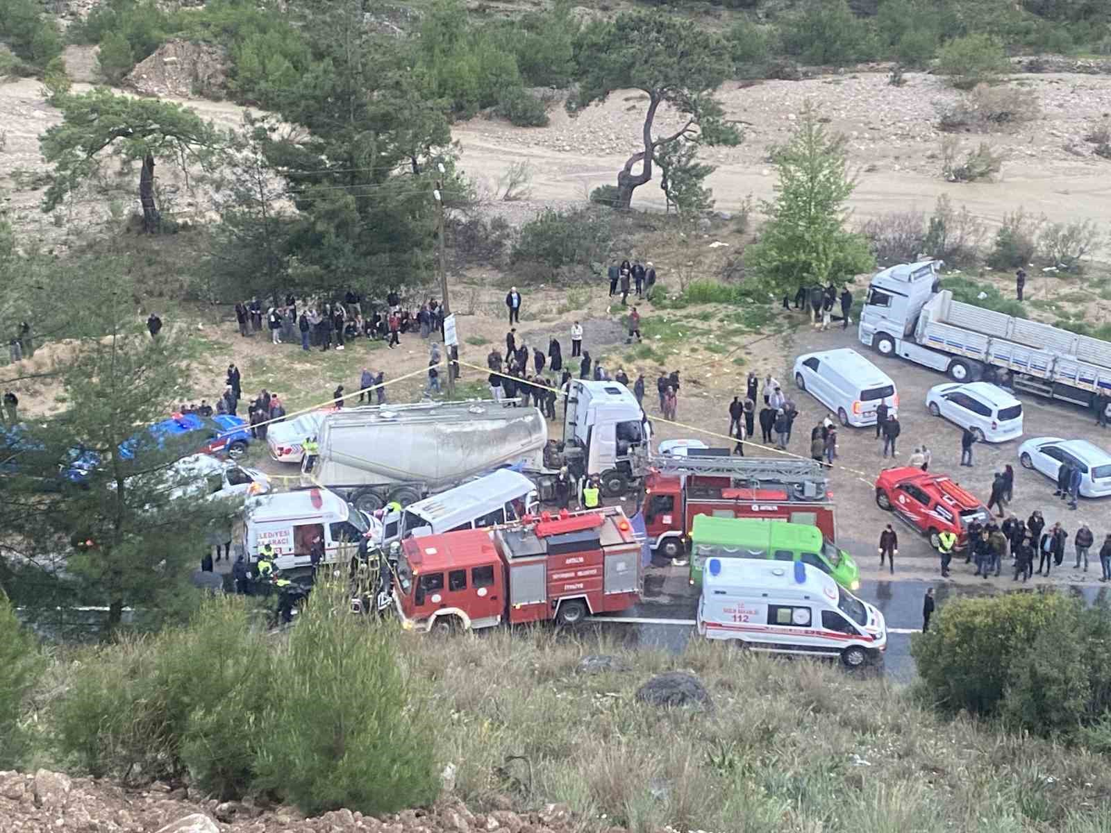 Antalya-Isparta karayolunda işçileri taşıyan minibüs ile beton mikseri çarpıştı: 7 ölü, 7 yaralı 9 antalya isparta karayolunda iscileri tasiyan minibus ile beton mikseri carpisti 7 olu 7 yarali 5