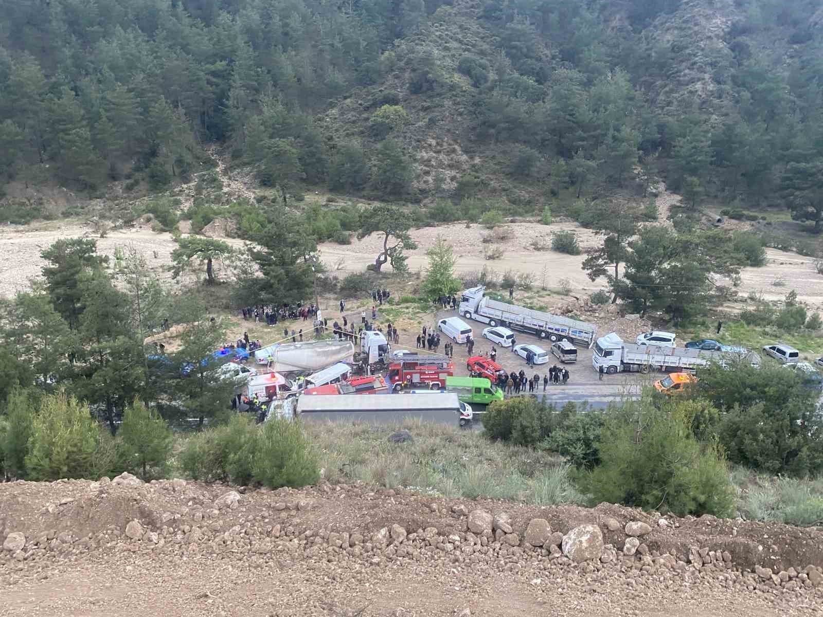 Antalya-Isparta karayolunda işçileri taşıyan minibüs ile beton mikseri çarpıştı: 7 ölü, 7 yaralı 10 antalya isparta karayolunda iscileri tasiyan minibus ile beton mikseri carpisti 7 olu 7 yarali 6 6zUfNryi
