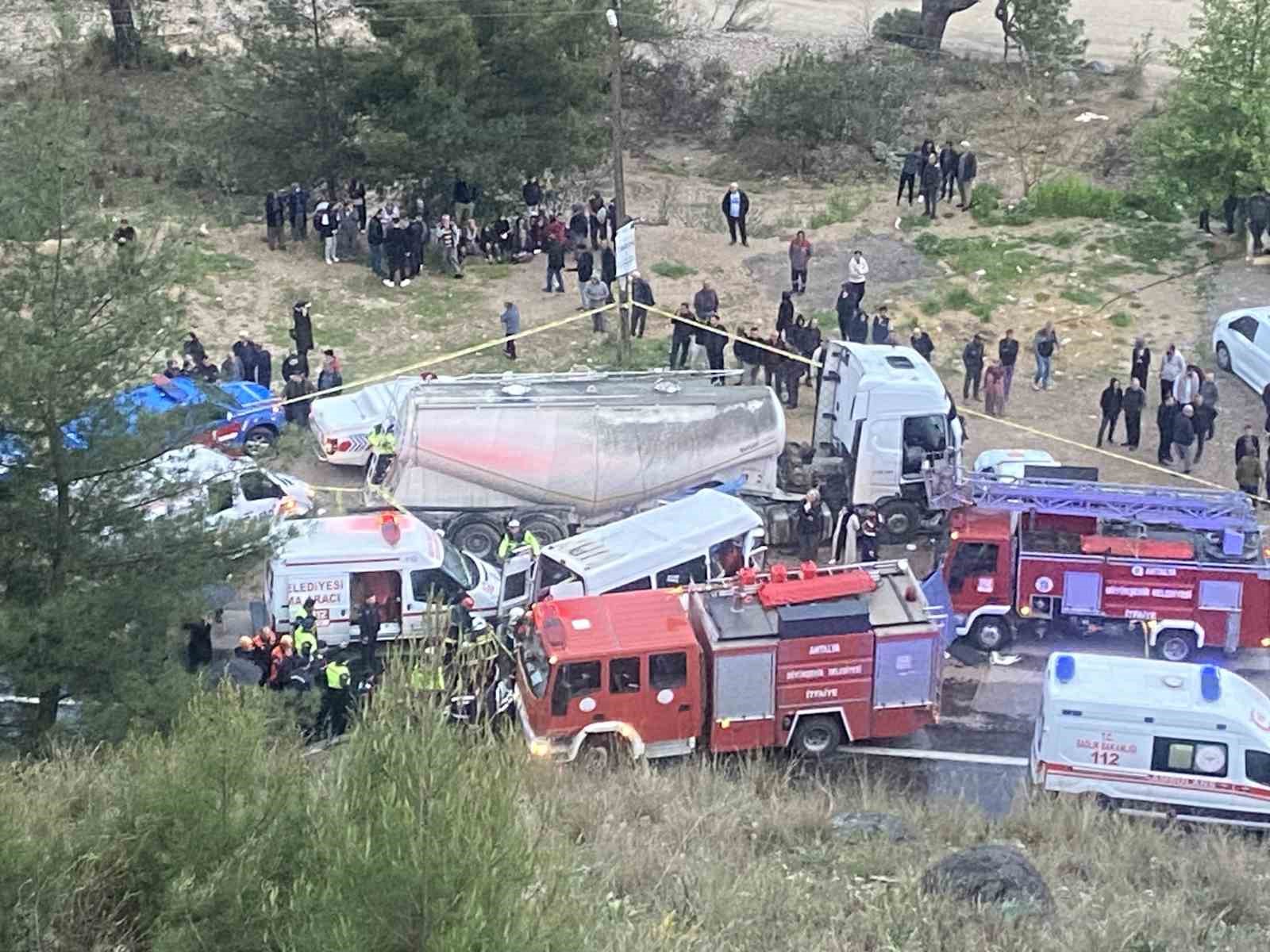Antalya-Isparta karayolunda işçileri taşıyan minibüs ile beton mikseri çarpıştı: 7 ölü, 7 yaralı 11 antalya isparta karayolunda iscileri tasiyan minibus ile beton mikseri carpisti 7 olu 7 yarali 7 KIFZcruy