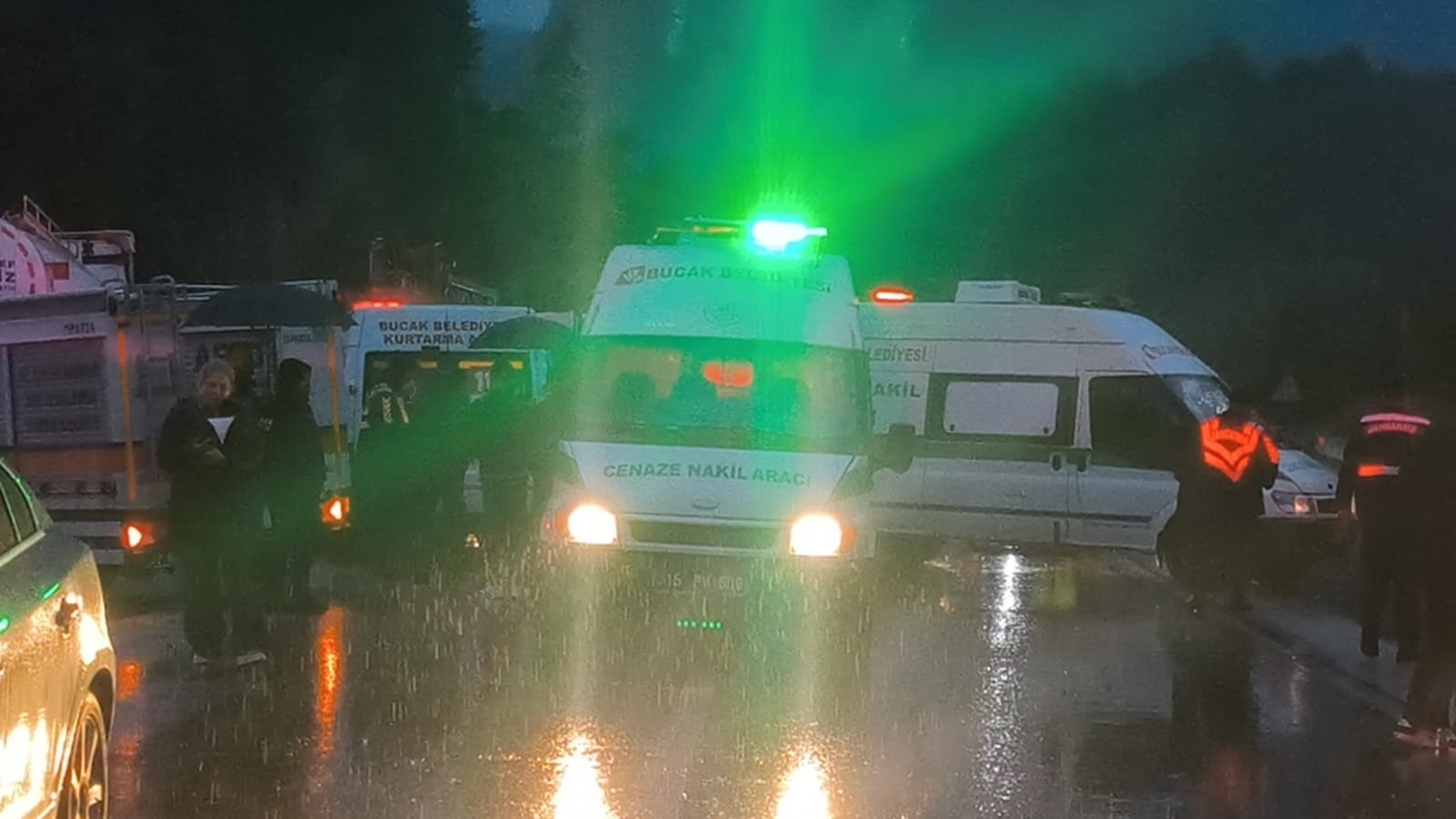 Antalya-Isparta karayolunda işçileri taşıyan minibüs ile beton mikseri çarpıştı: 7 ölü, 7 yaralı 12 antalya isparta karayolunda iscileri tasiyan minibus ile beton mikseri carpisti 7 olu 7 yarali 8 hUZWYIjf