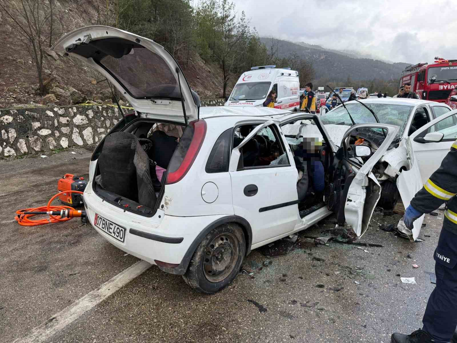 Antalya-Isparta yolunda iki otomobil kafa kafaya çarpıştı: 6 ölü, 6 yaralı 6 antalya isparta yolunda iki otomobil kafa kafaya carpisti 6 olu 6 yarali 2 mnPEXEkp