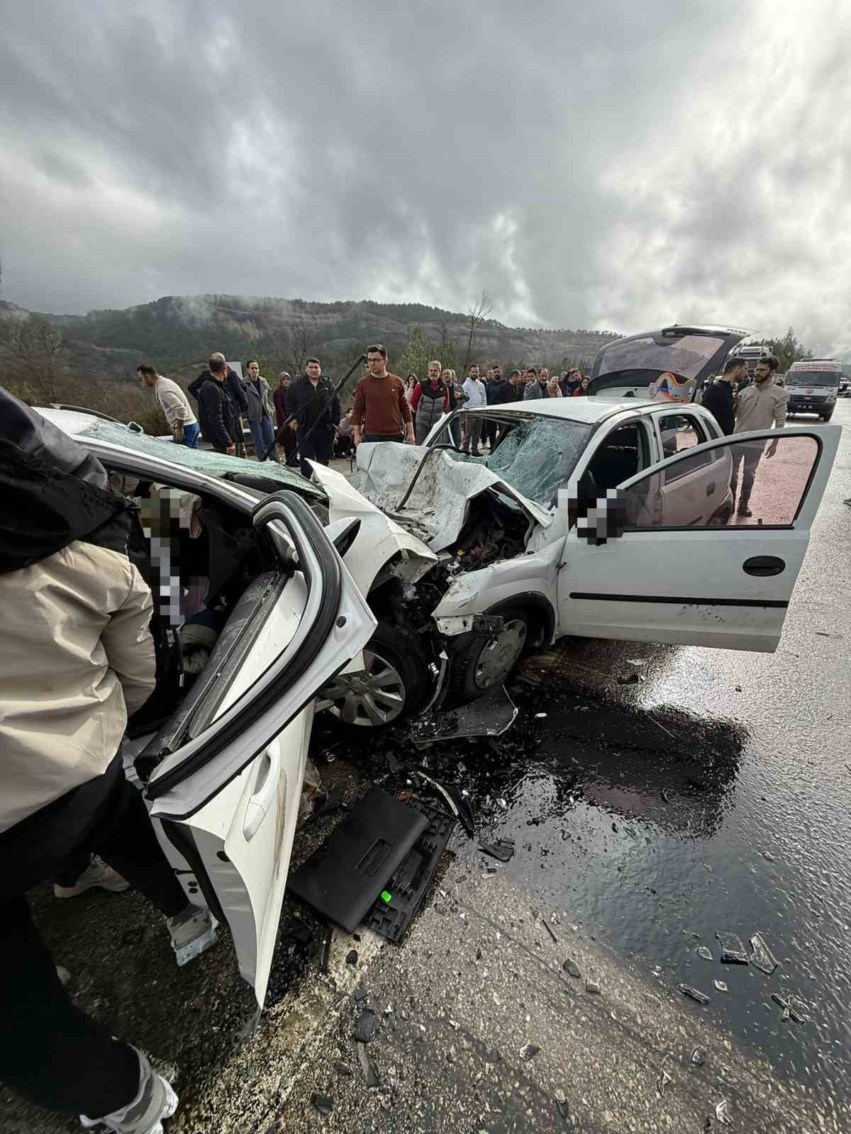 Antalya-Isparta yolunda iki otomobil kafa kafaya çarpıştı: 6 ölü, 6 yaralı 7 antalya isparta yolunda iki otomobil kafa kafaya carpisti 6 olu 6 yarali 3