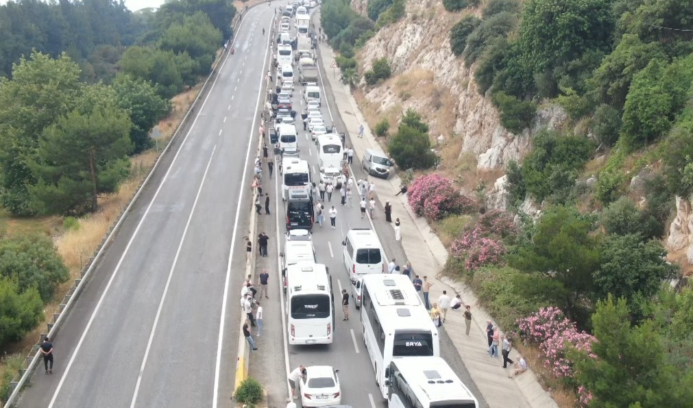 Antalya-Kemer yolunu kilitleyen kaza: Kilometrelerce kuyruğun sebebini telefonlarına gelen videodan öğrendiler 5 antalya kemer yolunu kilitleyen kaza kilometrelerce kuyrugun sebebini telefonlarina gelen videodan ogrendiler 1 HVmkggDN