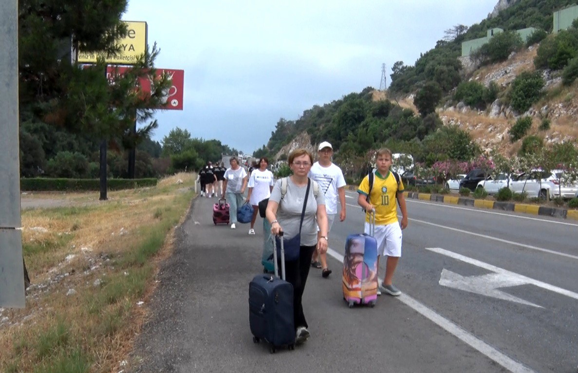 Antalya-Kemer yolunu kilitleyen kaza: Kilometrelerce kuyruğun sebebini telefonlarına gelen videodan öğrendiler 6 antalya kemer yolunu kilitleyen kaza kilometrelerce kuyrugun sebebini telefonlarina gelen videodan ogrendiler 2 BTVWAjDK