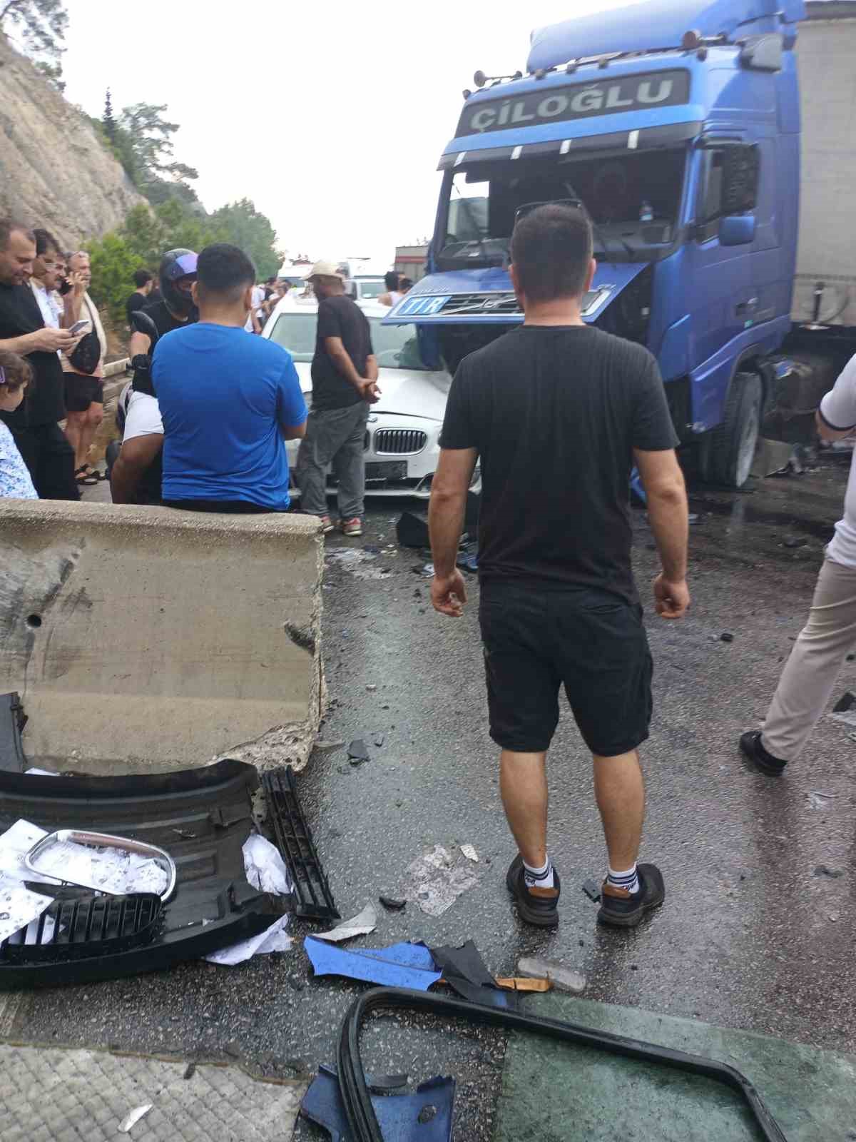 Antalya-Kemer yolunu kilitleyen kaza: Kilometrelerce kuyruğun sebebini telefonlarına gelen videodan öğrendiler 10 antalya kemer yolunu kilitleyen kaza kilometrelerce kuyrugun sebebini telefonlarina gelen videodan ogrendiler 6