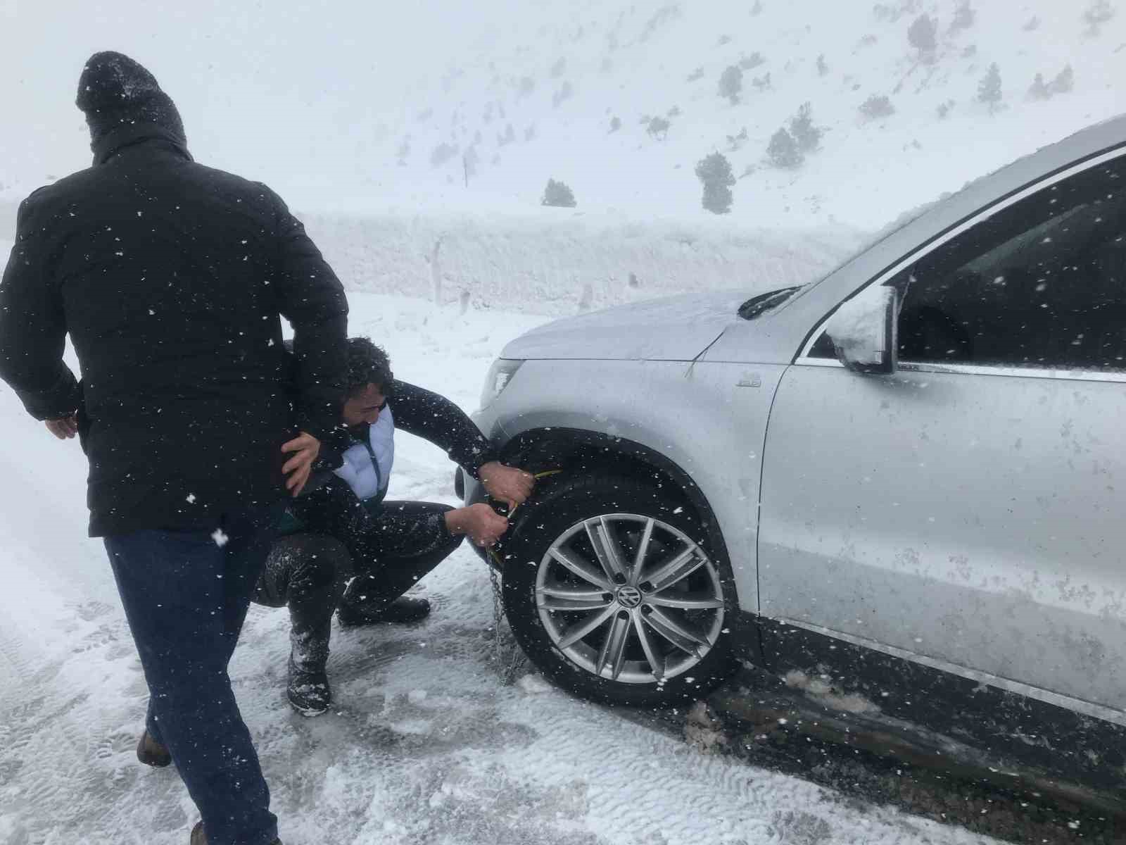 antalya konya karayolunda kar etkisini surduruyor 4 lqeFAl3v
