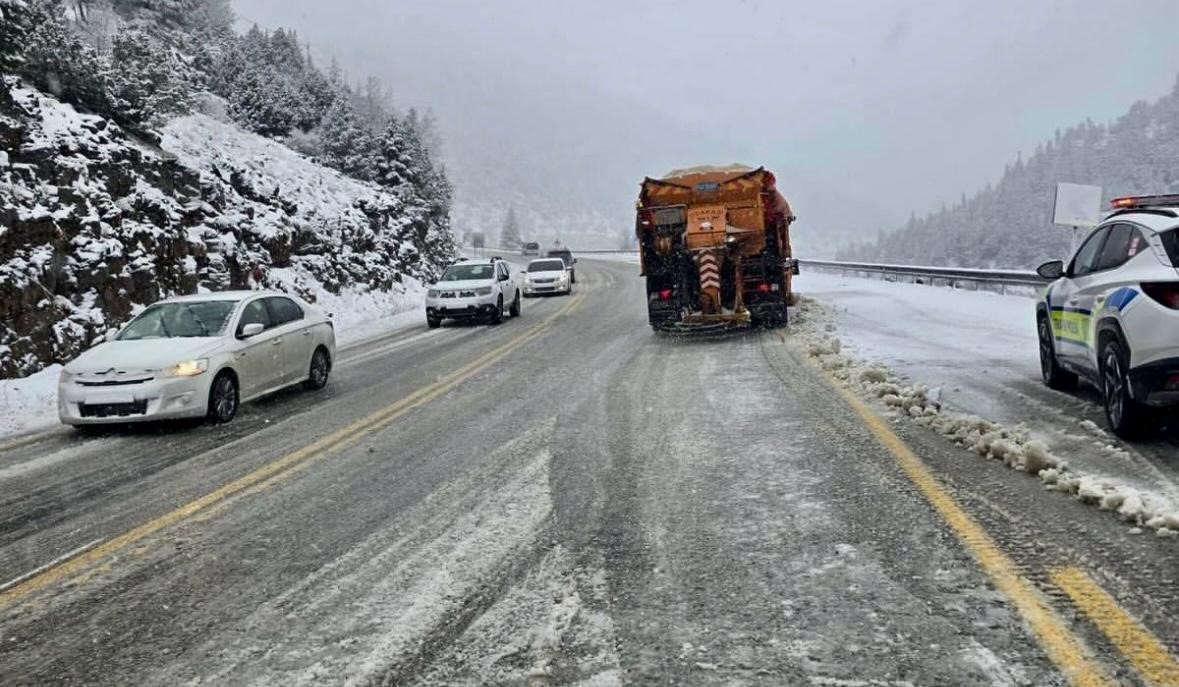 Antalya-Konya karayolunda kar yağışı başladı 5 antalya konya karayolunda kar yagisi basladi 1