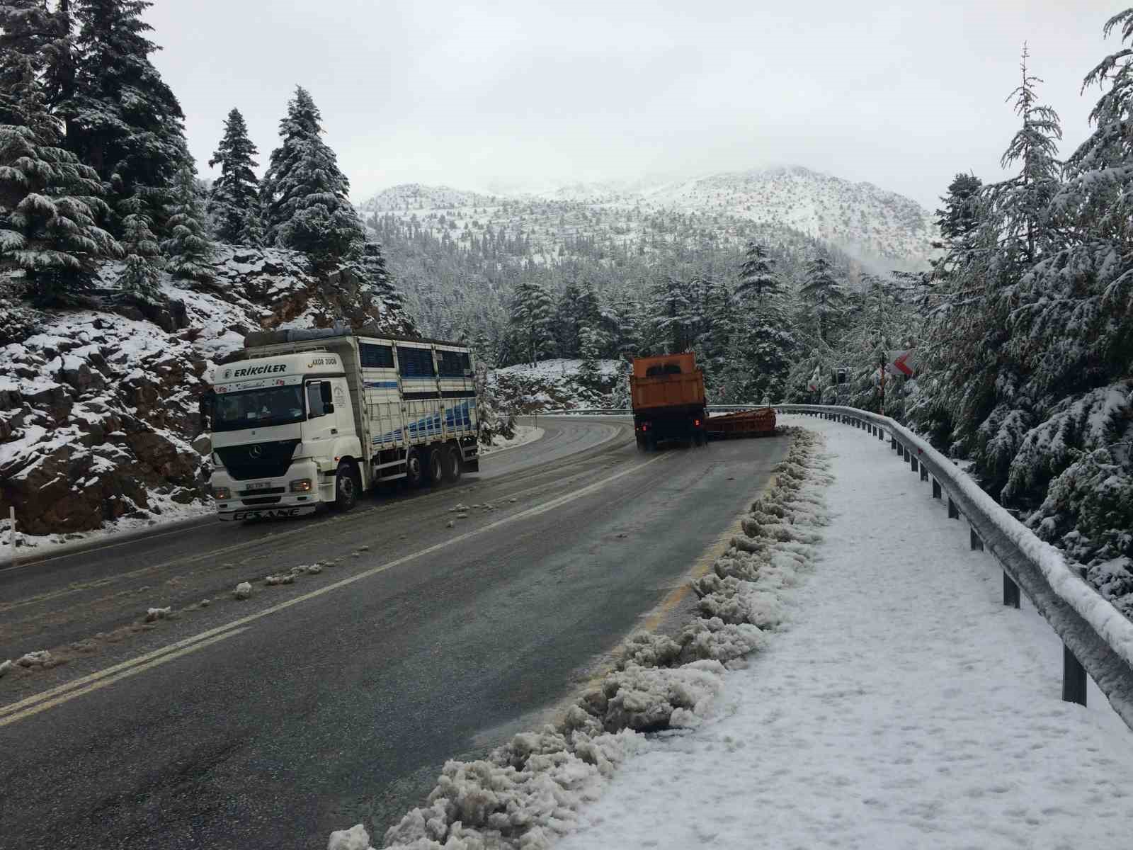 Antalya-Konya karayolunda kar yağışı başladı 10 antalya konya karayolunda kar yagisi basladi 6 6adwBrhu