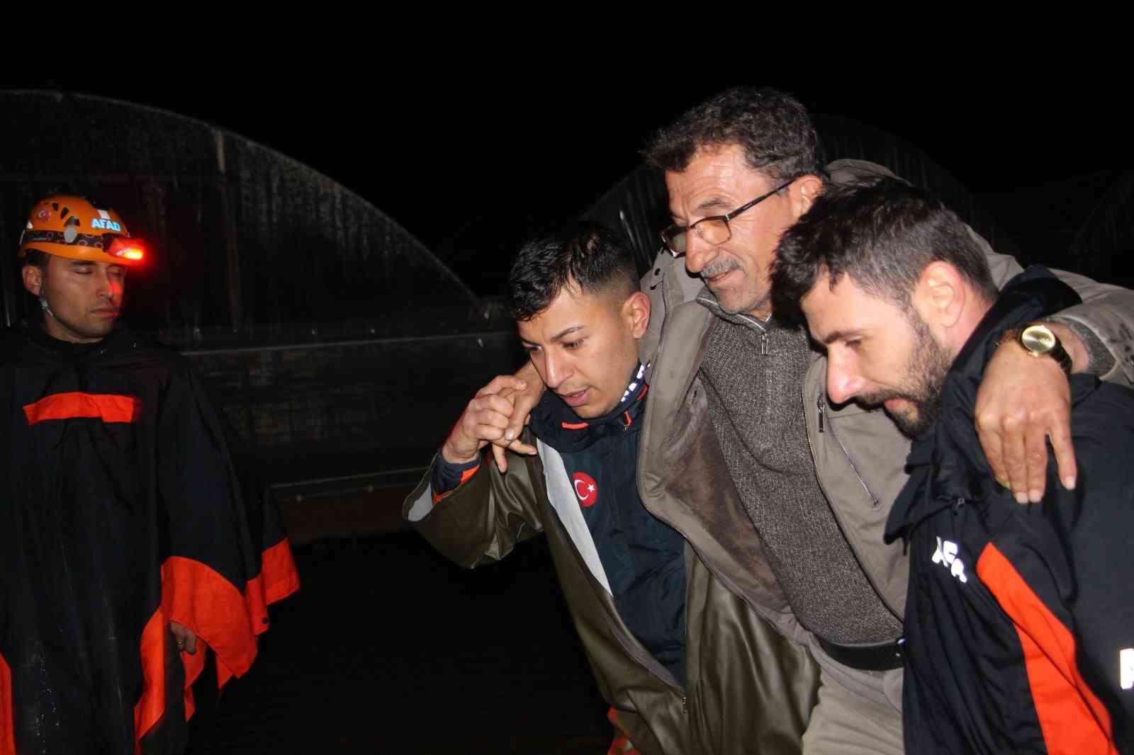 antalya kumlucada saganak yagis tarim arazilerini sular altinda birakti aracta mahsur kalan surucu botla MMlKZCJm