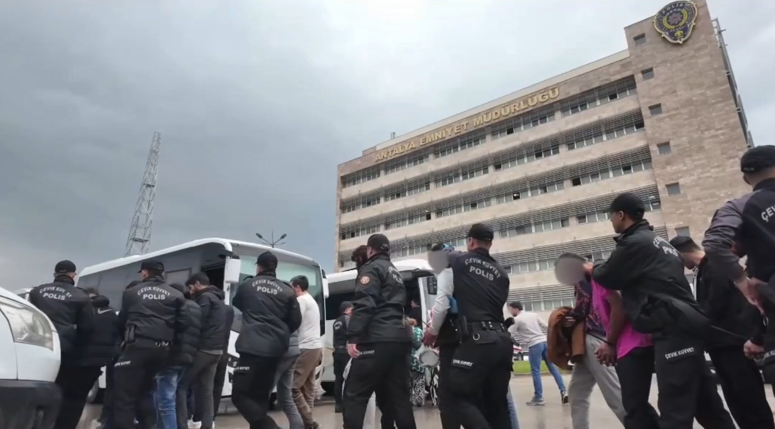 antalya polisi 458 torbaciyi gozaltina aldi affetmiyoruz geri adim atmiyoruz vazgecmiyoruz 4 QcvsiKzS