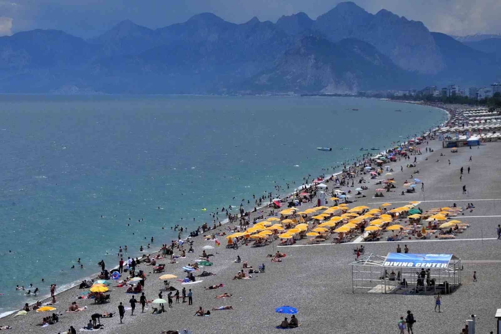 antalya sahillerinde bayram yogunlugu ikinci gunde artarak devam etti 0 QtZAiYpj