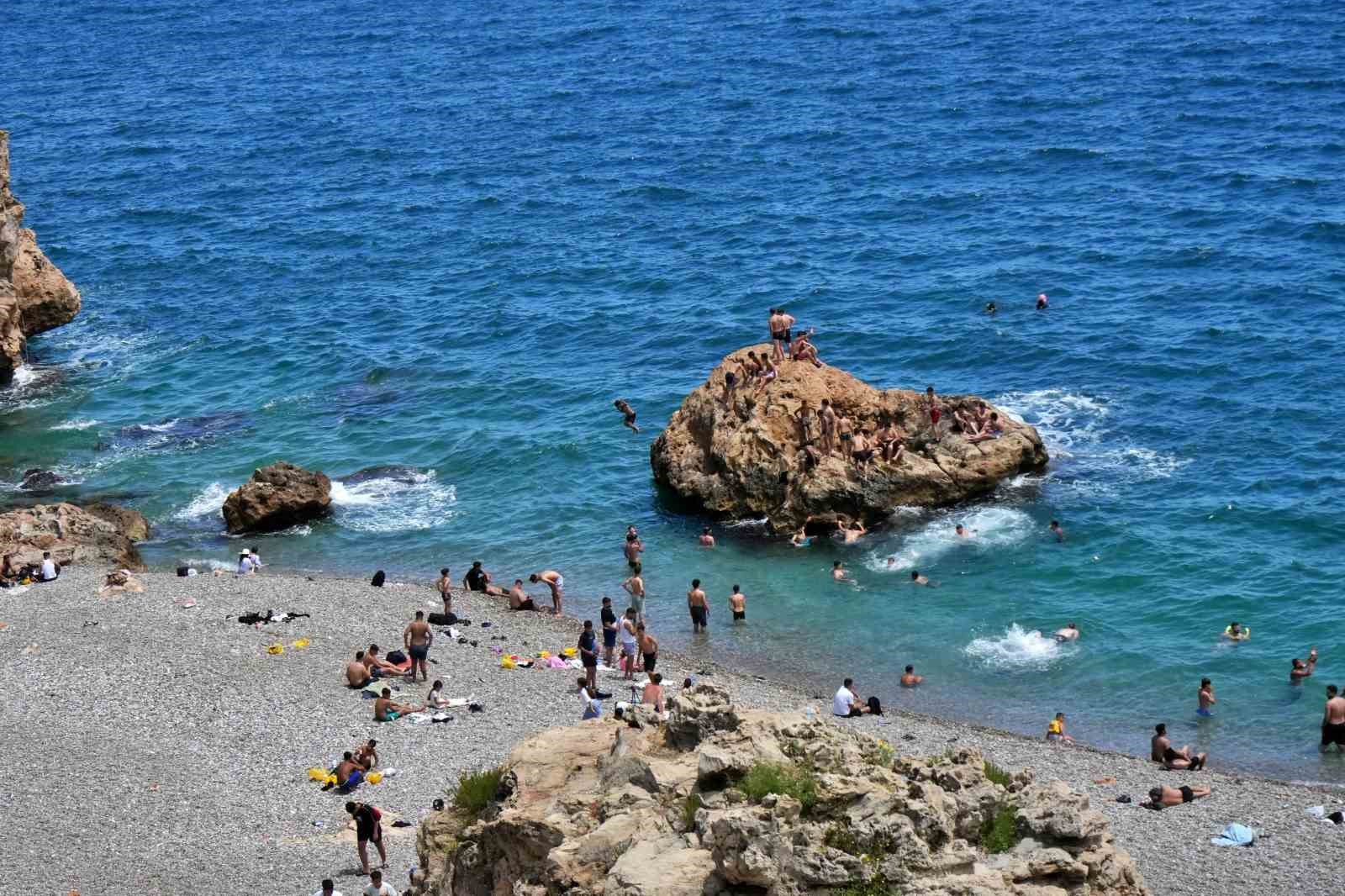 antalya sahillerinde bayram yogunlugu ikinci gunde artarak devam etti 1 nR6NvgFX