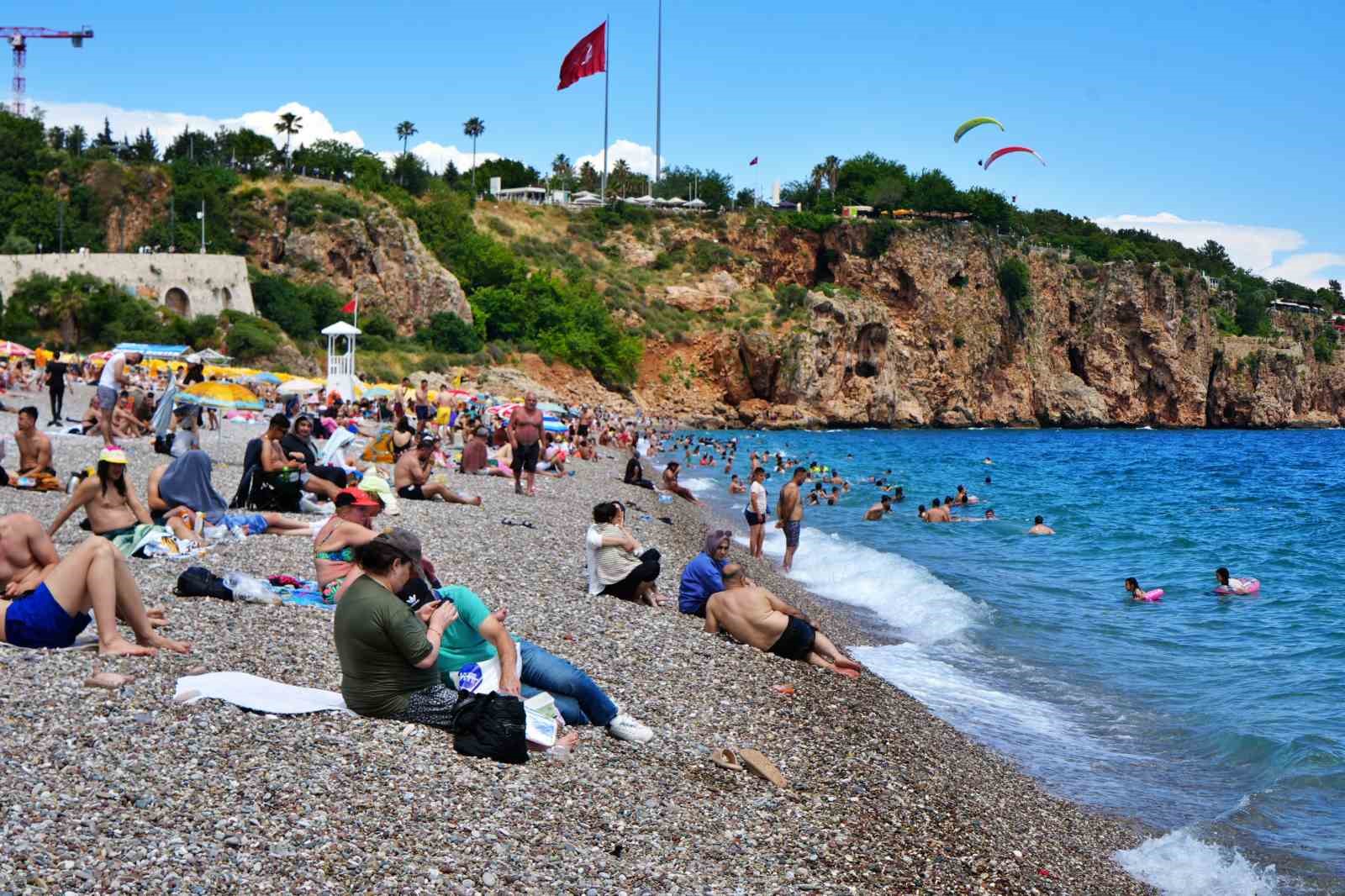 antalya sahillerinde bayram yogunlugu ikinci gunde artarak devam etti 3 ynpDydec