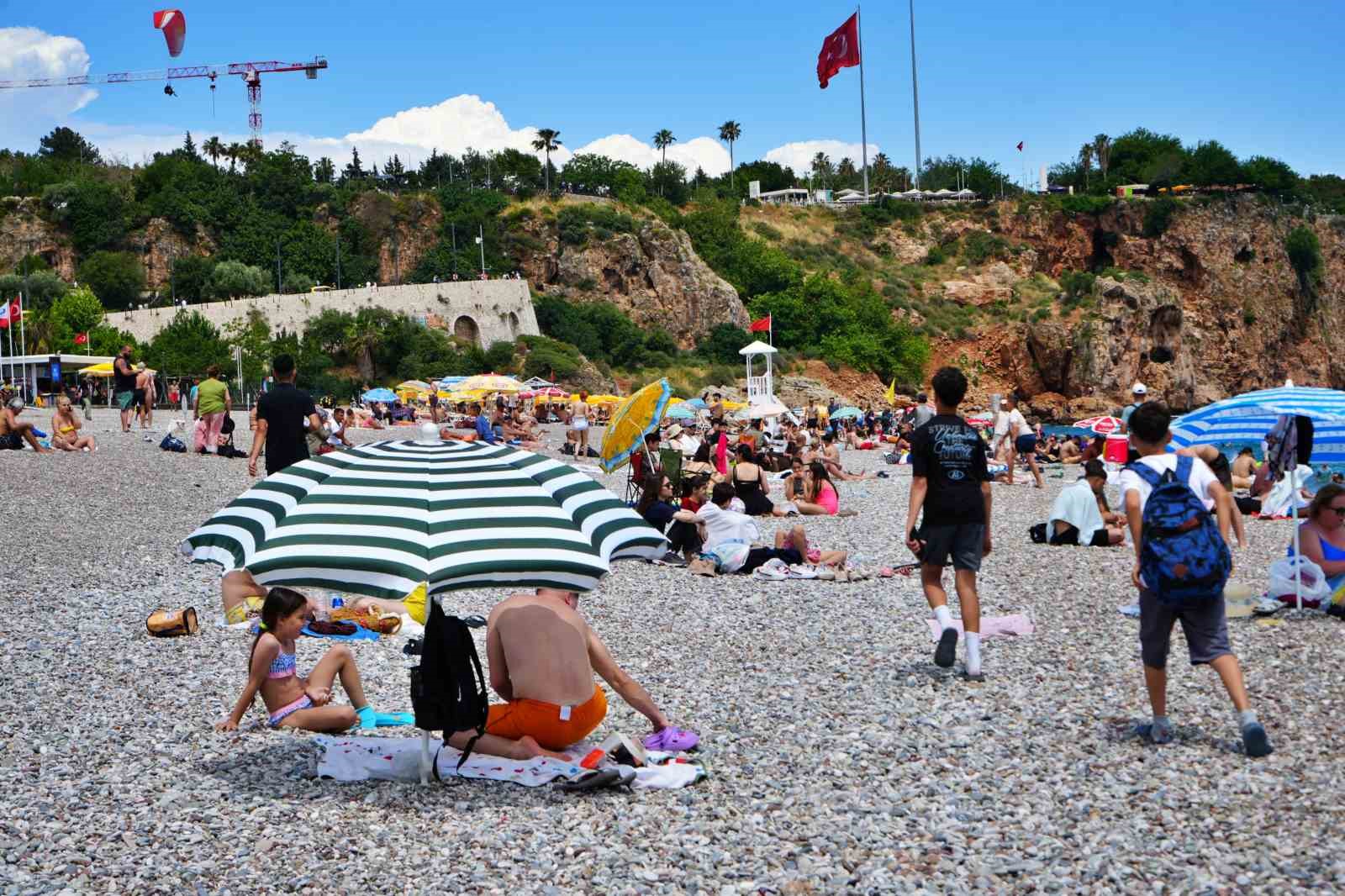 antalya sahillerinde bayram yogunlugu ikinci gunde artarak devam etti 4 nXy9zJAL
