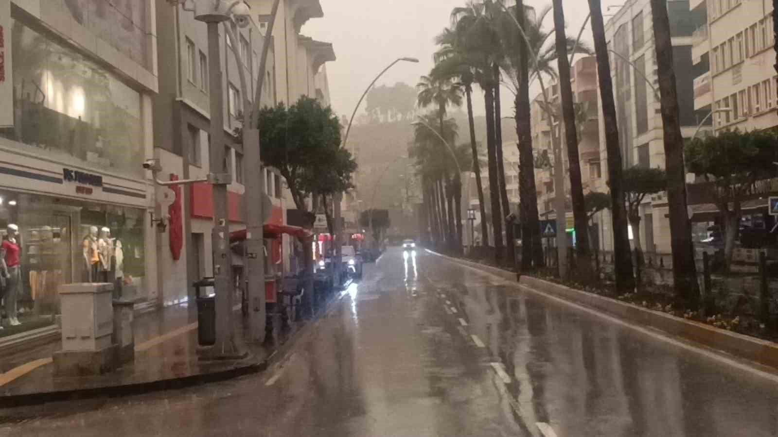 Antalya semaları kahverengiye büründü Sahra Çölü üzerinden gelen toz taşınımı çamur olup yağdı 11 antalya semalari kahverengiye burundu sahra colu uzerinden gelen toz tasinimi camur olup yagdi 7 a4Pnmpyr