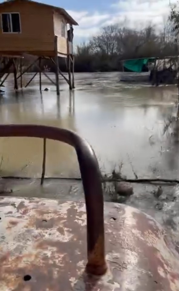 antalya serikte tasan irmak sulari tarim arazileri ve caddeleri sular altinda birakti 0 rRQyYZAv
