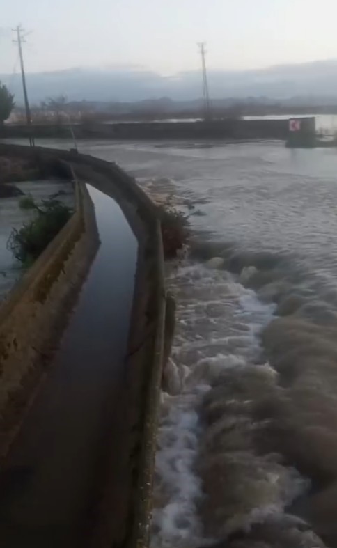 antalya serikte tasan irmak sulari tarim arazileri ve caddeleri sular altinda birakti 2 iyB1AWyM