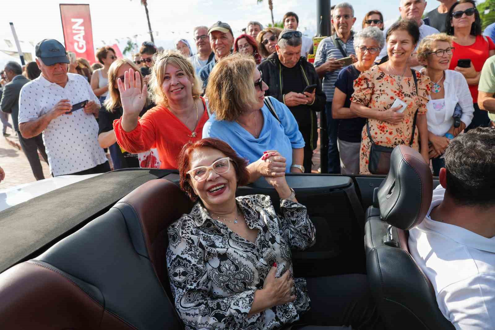 antalya sokaklarinda altin portakal coskusu 17 21cIU73c