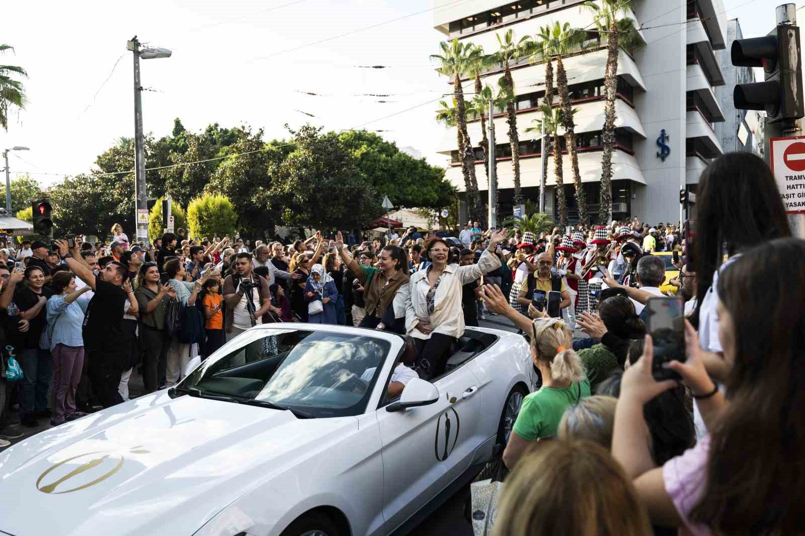 antalya sokaklarinda altin portakal coskusu 18