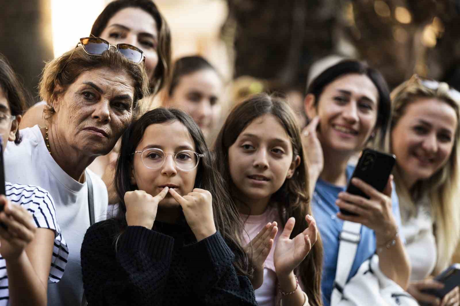 antalya sokaklarinda altin portakal coskusu 2 RJ1DlHks