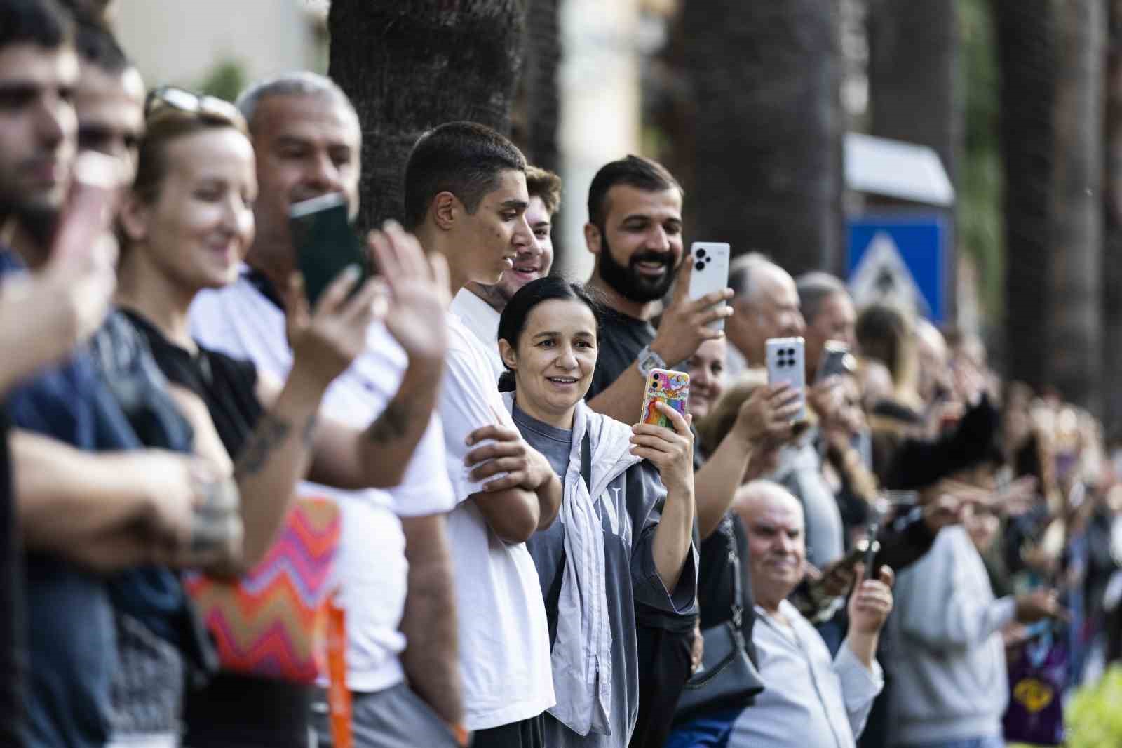 antalya sokaklarinda altin portakal coskusu 37 ksdByFE6