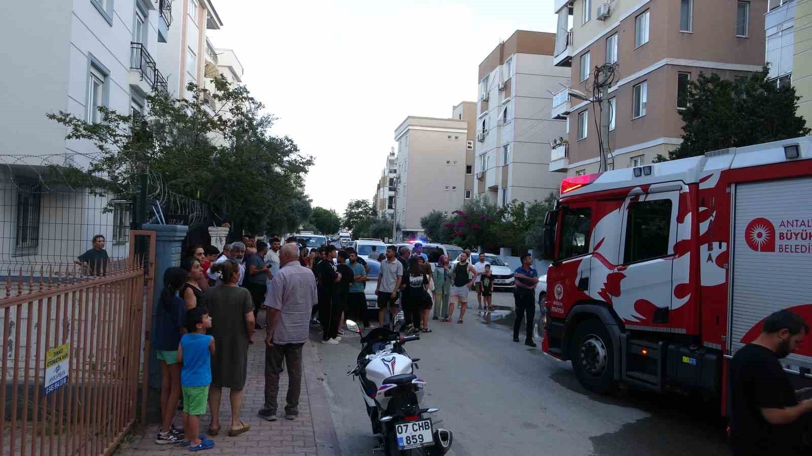 Antalya’da 1 ay önce taşındıkları daire yangında küle döndü 14 antalyada 1 ay once tasindiklari daire yanginda kule dondu 10 shQYU5ib