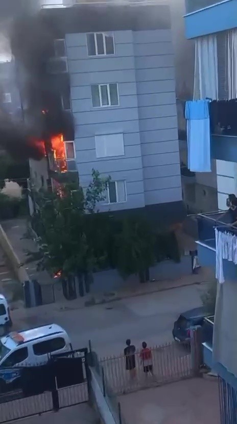 Antalya’da 1 ay önce taşındıkları daire yangında küle döndü 18 antalyada 1 ay once tasindiklari daire yanginda kule dondu 14 RhdANy26