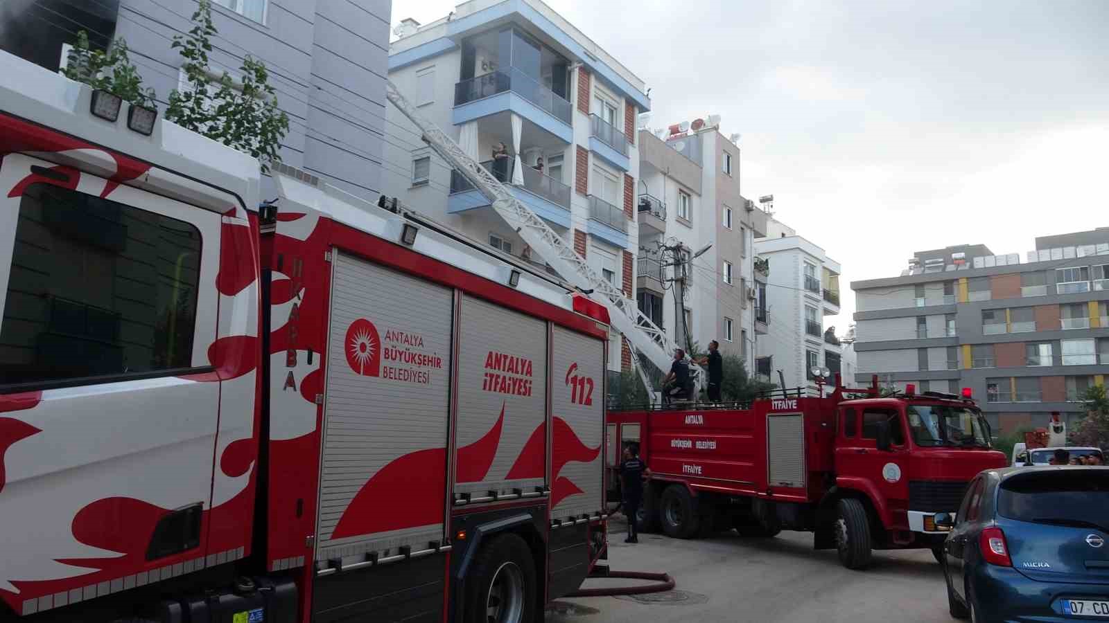 Antalya’da 1 ay önce taşındıkları daire yangında küle döndü 8 antalyada 1 ay once tasindiklari daire yanginda kule dondu 4 RdM5gYA9