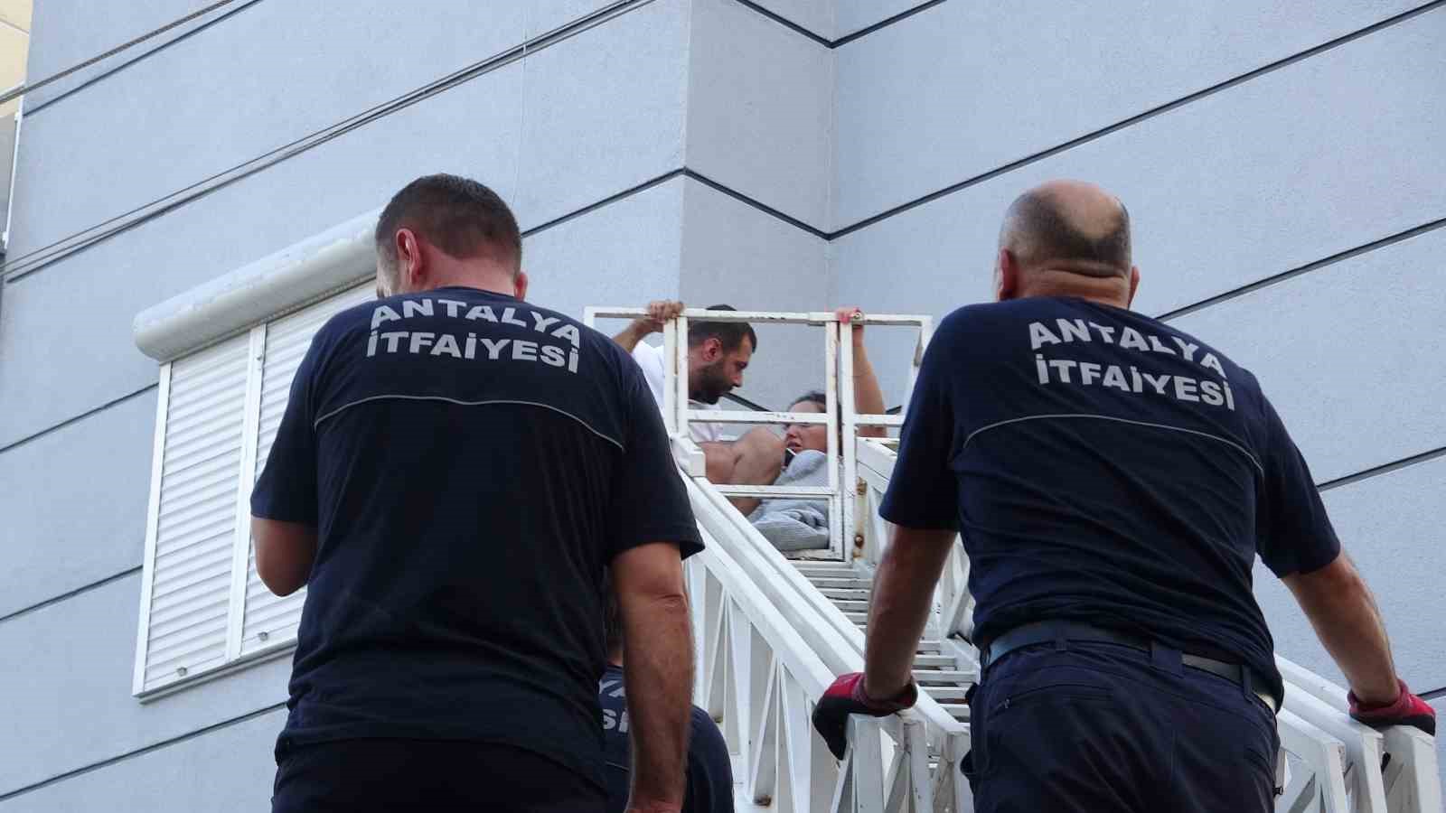 Antalya’da 1 ay önce taşındıkları daire yangında küle döndü 10 antalyada 1 ay once tasindiklari daire yanginda kule dondu 6 KLDcCFCX