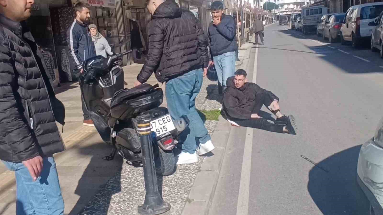 antalyada 100 metre arayla motosikletlileri yola savuran iki kaza 1 yarali 0 mIeibzy9