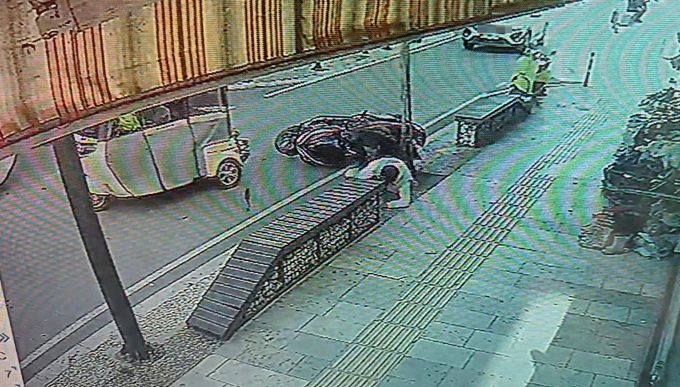 antalyada 100 metre arayla motosikletlileri yola savuran iki kaza 1 yarali 1 YSjGmpc6