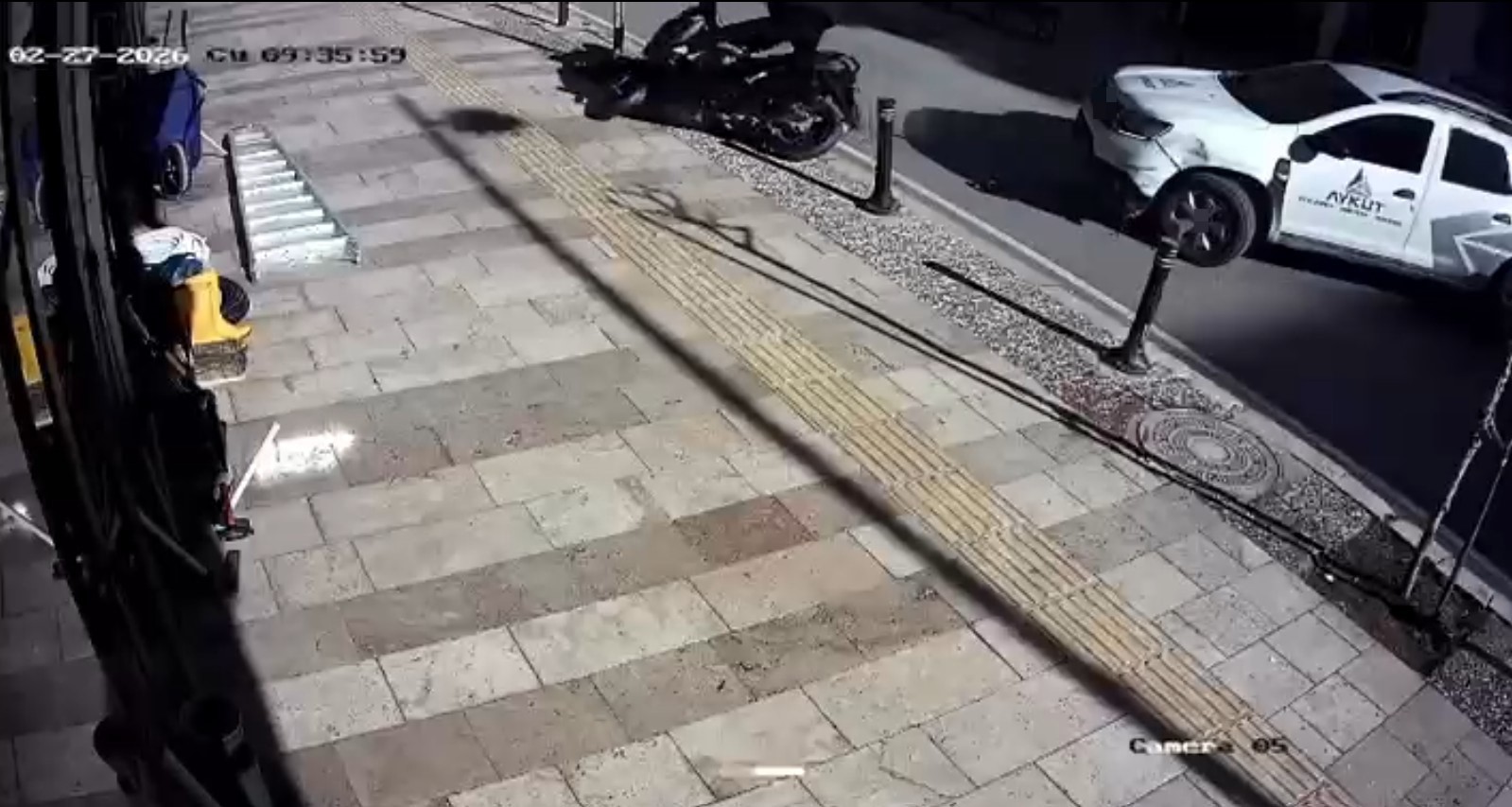antalyada 100 metre arayla motosikletlileri yola savuran iki kaza 1 yarali 2 IOkKVYNX
