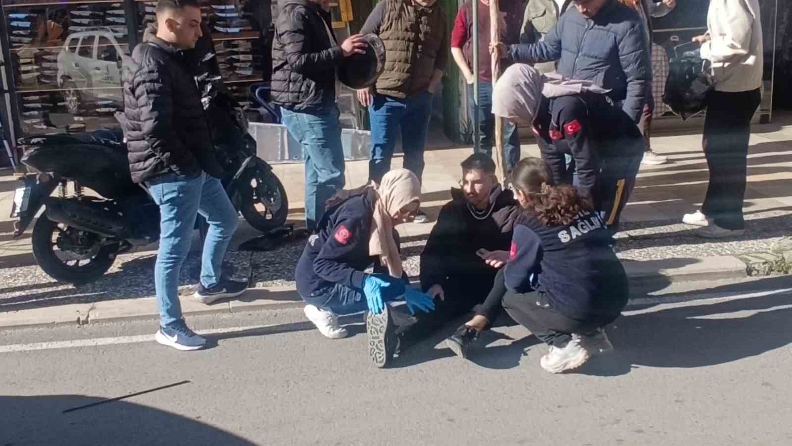 antalyada 100 metre arayla motosikletlileri yola savuran iki kaza 1 yarali 6 prGIV7BT