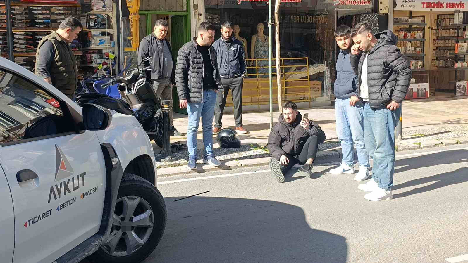 antalyada 100 metre arayla motosikletlileri yola savuran iki kaza 1 yarali 7 Js35uSOj
