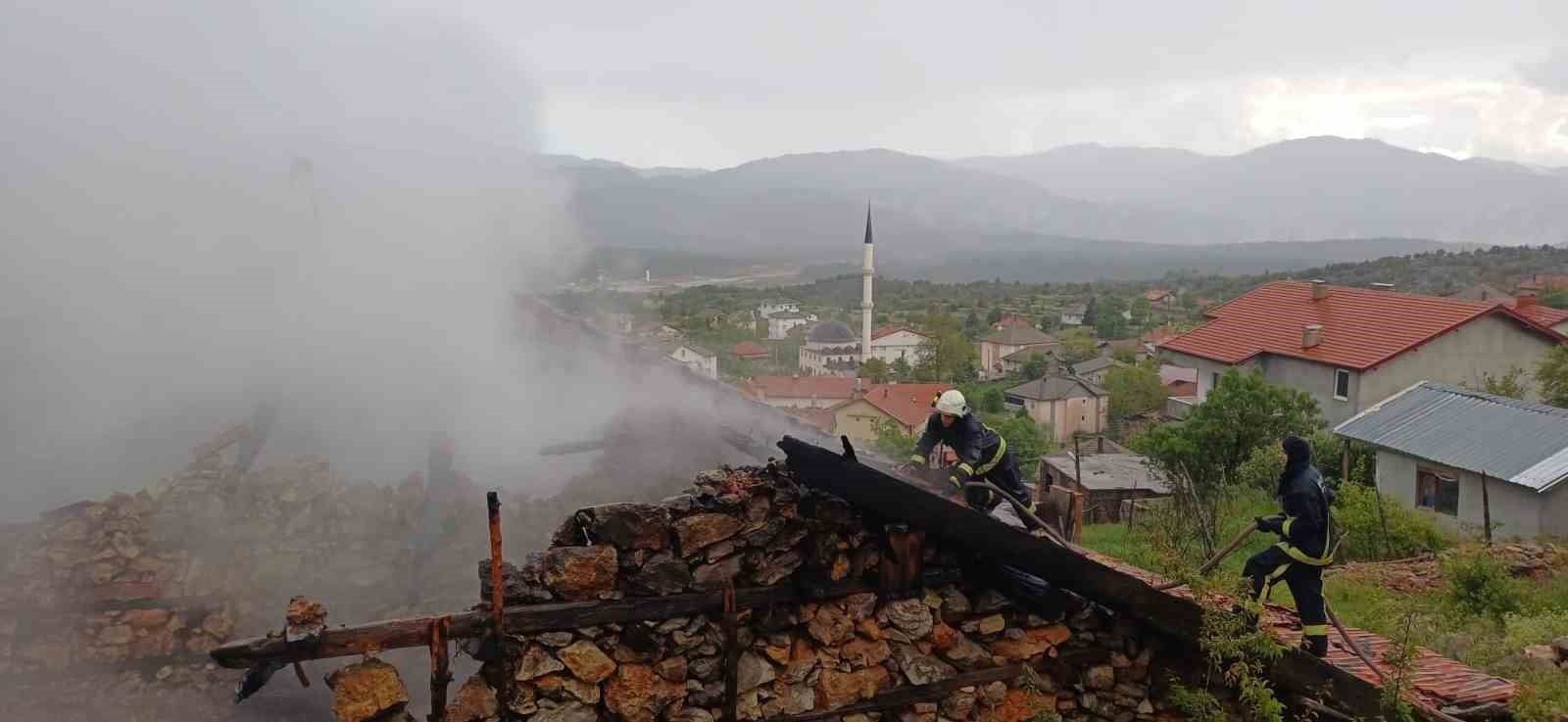 antalyada 110 yillik dugmeli ev yanginda kule dondu 1 HNc484Nq